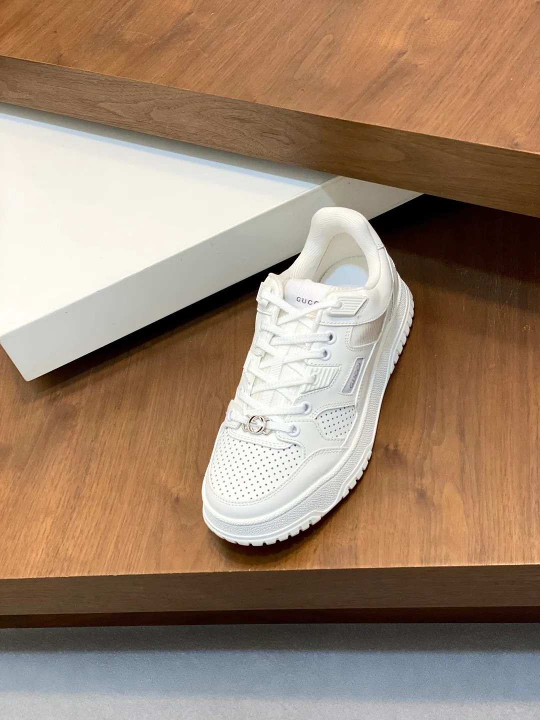 Men's Shoes 💰660 𝐆𝐮𝐜𝐜𝐢 𝐑𝐞-𝐖𝐞𝐛 As the first sneaker created by Sabato De Sarno for Gucci, the Re-Web series reinterprets the brand's classic stripes and sets off the modern silhouette design with bold and unique details. These shoes are crafted from white leather. This new sneaker is ingeniously decorated with many of the brand's classic details, and is equipped with a bright red and green webbing tongue, which will make people fall in love at first sight. White leather treated with a special process for softness and luster, with an embossed grainy texture. Script Gucci logo and interlocking G web label with Interlocking G and script Gucci logo. Rubber outsole with interlocking G detail eyelets. Web tongue. Size: 39-44 (customized for sizes 38 and 45)